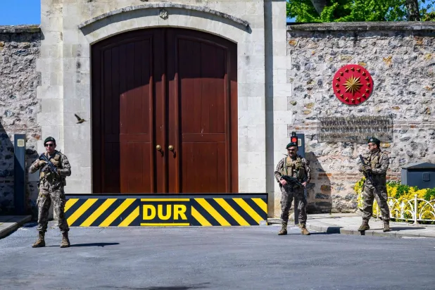 عناصر من القوات الخاصة في الأمن التركي تغلق بوابة المكتب الرئاسي بقصر دولمة بهشة بإسطنبول حيث تعقد محادثات مباشرة بين روسيا وأوكرانيا (أ.ف.ب)