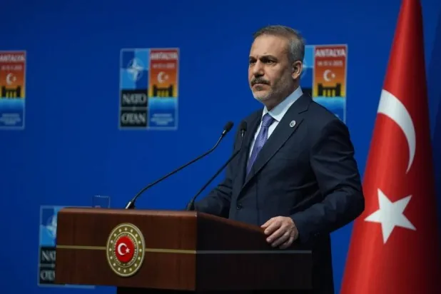 وزير الخارجية التركي هاكان فيدان متحدثاً في مؤتمر صحافي في ختام الاجتماع غير الرسمي لوزراء خارجية دول الناتو في أنطاليا الخميس (الخارجية التركية)