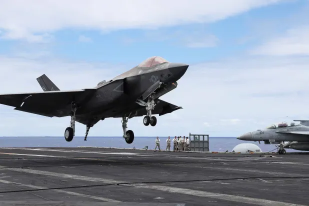 طائرة «إف - 35» أميركية تهبط على مدرج حاملة الطائرات «يو إس إس كارل فينسون» خلال مناورات عسكرية جنوب أواهو في هاواي بالولايات المتحدة 19 يوليو 2024 (رويترز) 