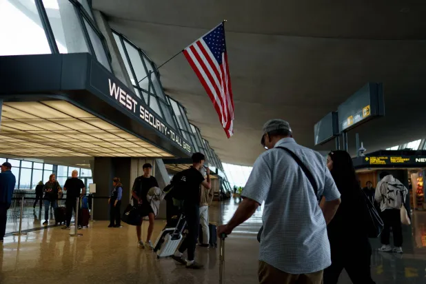 ركاب من جنوب أفريقيا يصلون إلى مطار دالاس في الولايات المتحدة بعد منحهم حق اللجوء (إ.ب.أ)