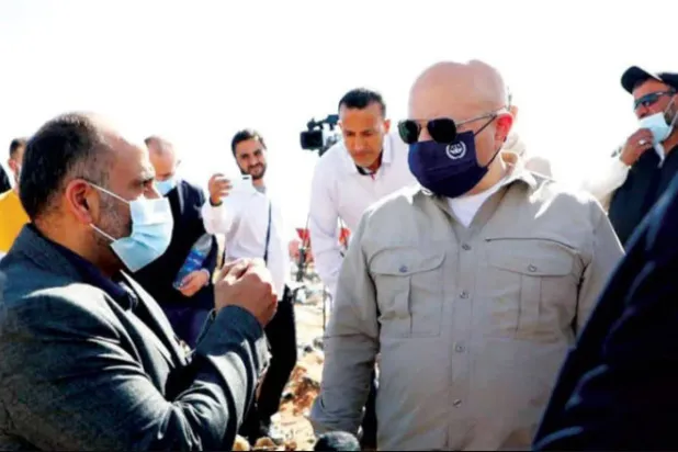 كريم خان المدعي العام للمحكمة الجنائية الدولية خلال تفقد مواقع «المقابر الجماعية» في ترهونة (الهيئة العامة للبحث عن المفقودين)