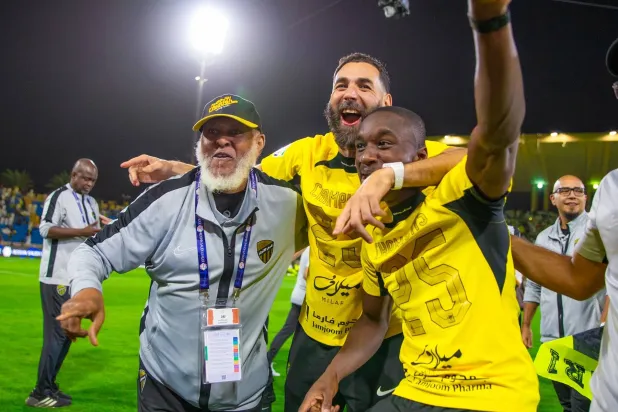 بنزيمة يحتفل باللقب مع زملائه في الاتحاد (الدوري السعودي)