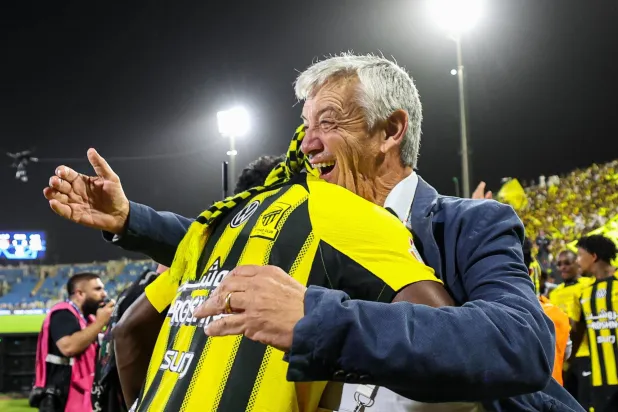 دومينغوس يحتفل رفقة اللاعبين بعد حسم اللقب (نادي الاتحاد) 