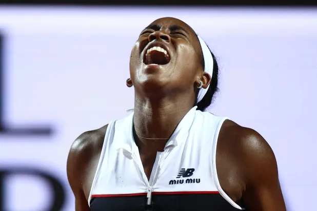 كوكو غوف تصرخ فرحاً بفوزها (رويترز)