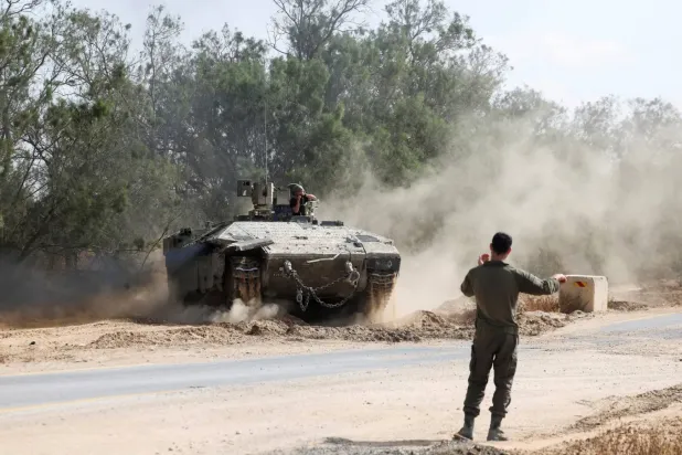 Gazze Şeridi sınırına yakın bir İsrail zırhlı aracı (Reuters)