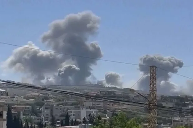 الدخان يتصاعد جراء غارات جوية إسرائيلية في جنوب لبنان (أ.ب)