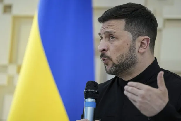 الرئيس الأوكراني فولوديمير زيلينسكي يتحدث إلى الصحافيين في السفارة الأوكرانية بأنقرة... تركيا 15 مايو 2025 (أ.ب)