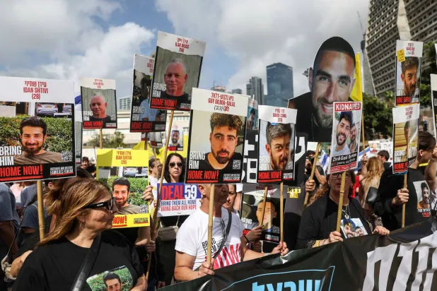 أهالي الرهائن المعتقلين في غزة خلال مظاهرة بتل أبيب يوم 12 مايو 2025 (رويترز)