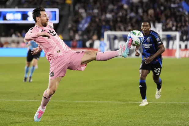 ليونيل ميسي يتصدر تشكيلة الأرجنتين لتصفيات المونديال (أ.ب)