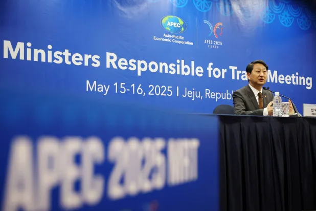وزير الصناعة الكوري الجنوبي خلال مؤتمر صحافي على هامش اجتماعات «آبيك» التي استضافتها بلاده (رويترز)