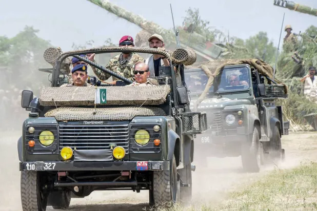 رئيس الوزراء الباكستاني شهباز شريف (في الأمام على اليمين) برفقة قائد الجيش الجنرال سيد عاصم منير (في الأمام على اليسار) عند وصولهما إلى معسكر باسرور في إقليم البنجاب بباكستان يوم 14 مايو 2025 (أ.ف.ب)