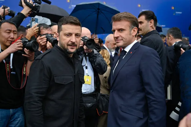 الرئيس الأوكراني فولوديمير زيلينسكي يقف بجانب نظيره الفرنسي إيمانويل ماكرون خلال قمة المجموعة السياسية الأوروبية في تيرانا بألبانيا يوم 16 مايو 2025 (أ.ف.ب)