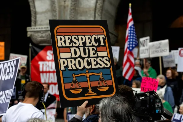 مظاهرة خارج مبنى ميلووكي الفيدرالي تدعم القاضية هانا دوغان في أثناء مثولها أمام المحكمة بتهمة عرقلة اعتقال مهاجر غير نظامي 15 مايو 2025 (رويترز)