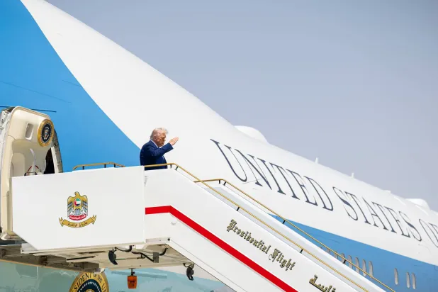 الرئيس ترمب مغادراً أبوظبي الجمعة في ختام جولته الخليجية (إ.ب.أ)