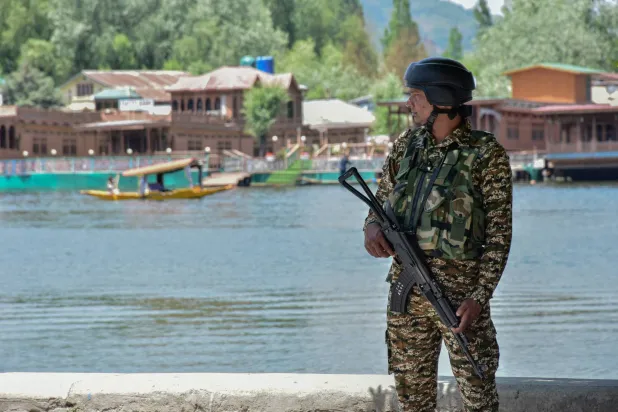 جندي هندي على ضفة دال بكشمير 10 مايو (أ.ب)