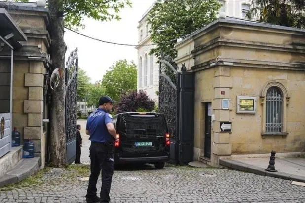 شرطي تركي أمام مدخل القنصلية الإيرانية في إسطنبول أثناء دخول وفود المفاوضات بين إيران والترويكا الأوروبية (إعلام تركي)