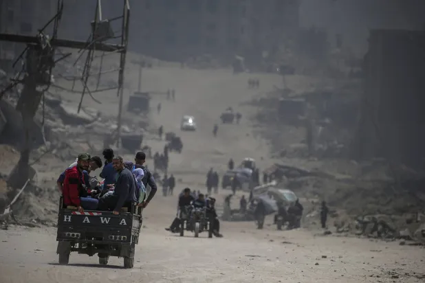 فلسطينيون ينزحون داخلياً في قطاع غزة بسبب الحرب الإسرائيلية المستمرة (إ.ب.أ)