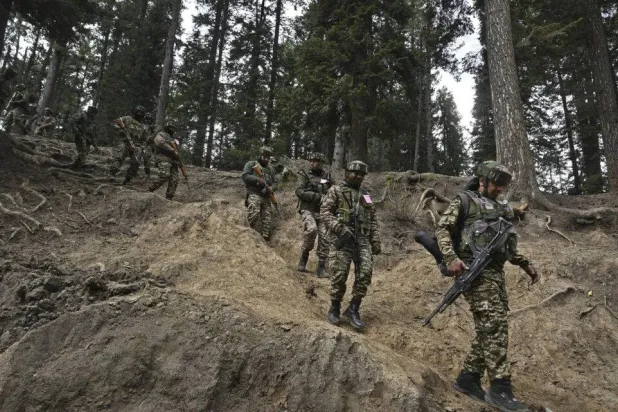 دورية عسكرية هندية في منطقة التوتر بكشمبر (آ ف ب)