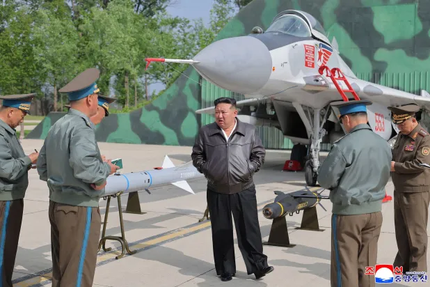 زعيم كوريا الشمالية بجانب طائرة «ميج-29» خلال إشرافه على تدريبات لقواته الجوية (ا.ف.ب)