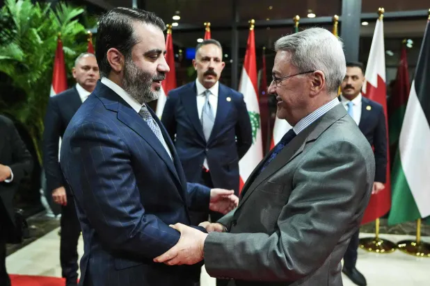 نائب وزير الخارجية العراقي محمد بحر العلوم يلتقي وزير الخارجية السوري أسعد الشيباني قبل القمة العربية الرابعة والثلاثين في بغداد (أ.ف.ب)