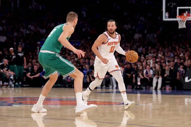 الموزع جايلن برونسون قاد نيكس لفوز ساحق (رويترز)