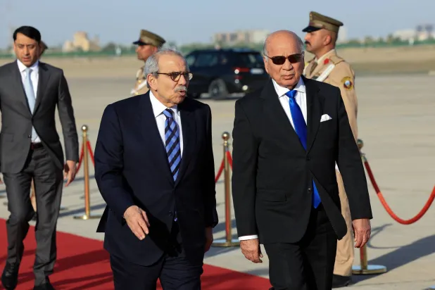 وزیر امور خارجه عراق، فؤاد حسین، در حال استقبال نخست‌وزیر لبنان، نواف سلام، پیش از برگزاری نشست سران عرب در بغداد در روز جمعه گذشته (رویترز)