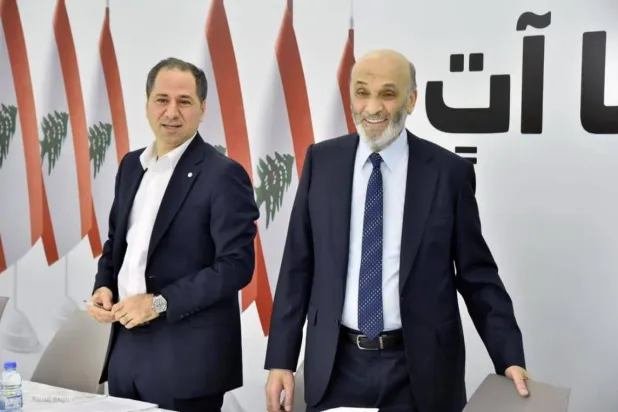 رئيس حزب «القوات» سمير جعجع ورئيس حزب «الكتائب» النائب سامي الجميل في لقاء سابق للمعارضة (أرشيفية)