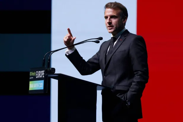 الرئيس الفرنسي إيمانويل ماكرون في تيرانا (أ.ف.ب)