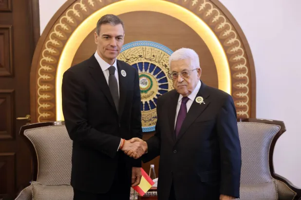 صورة وزعها مكتب الرئيس الفلسطيني محمود عباس وهو يلتقي رئيس الوزراء الإسباني بيدرو سانشيز (إ.ب.أ)
