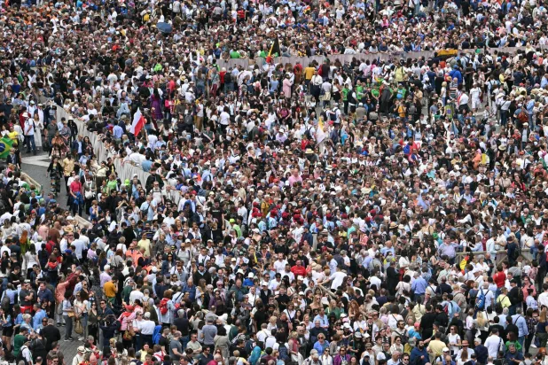 حشود تستمع خلال أول قداس للبابا الجديد في ساحة القديس بطرس (أ.ف.ب)