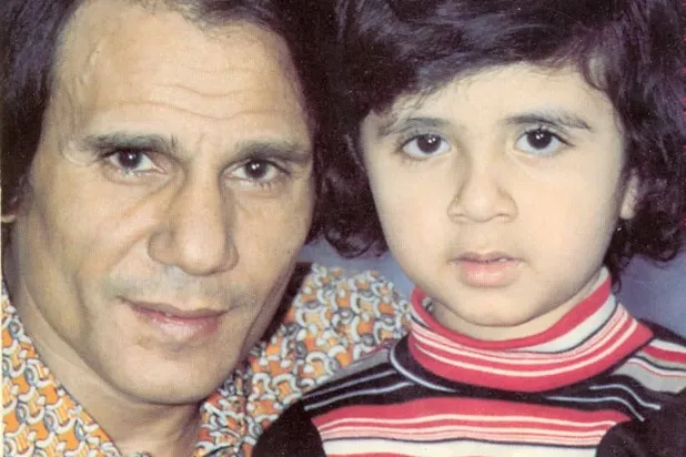 «العندليب» مع نجل شقيقه محمد شبانة طفلاً (صفحة محمد شبانة على فيسبوك)