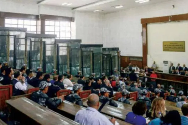 جانب من محاكمات سابقة لعناصر إخوانية في مصر باتهامات ترتبط بالعنف والإرهاب (أ.ف.ب)