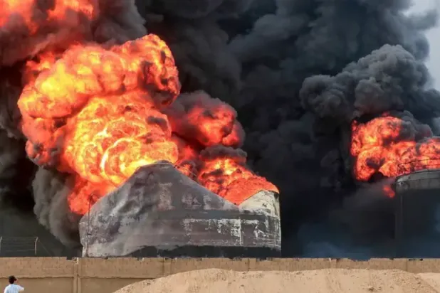 تكتم حوثي غداة ضربات إسرائيلية استهدفت ميناءي الحديدة والصليف