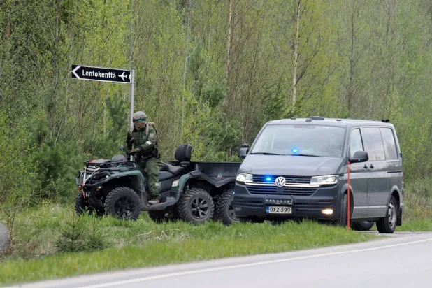 جانب من جهود البحث عن الضحايا (رويترز)