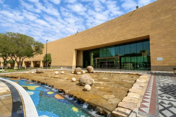 تحتوي جنبات المتحف على نحو 4413 قطعة أثرية وتاريخية شاهدة على العصور (واس)