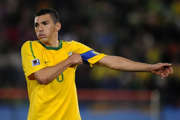 لوسيو لاعب البرازيل (أ.ف.ب)