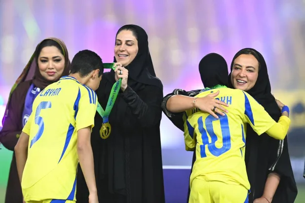 أضواء العريفي تتوج لاعبات النصر بميداليات الذهب (تصوير: بشير صالح)