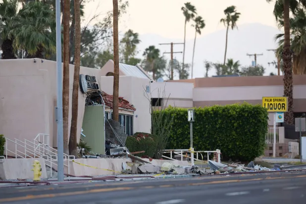 الحطام يتناثر بعد انفجار عبوة ناسفة خارج عيادة الإنجاب في مدينة بالم سبرينغز (إ.ب.أ)