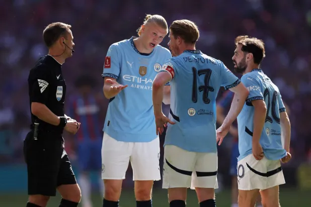 هالاند وزملاؤه في الفريق خلال مباراة الأمس (رويترز)