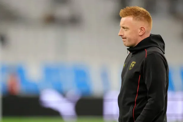 الإنجليزي مدرب لانس المنافس في دوري الدرجة الأولى الفرنسي (رويترز) 