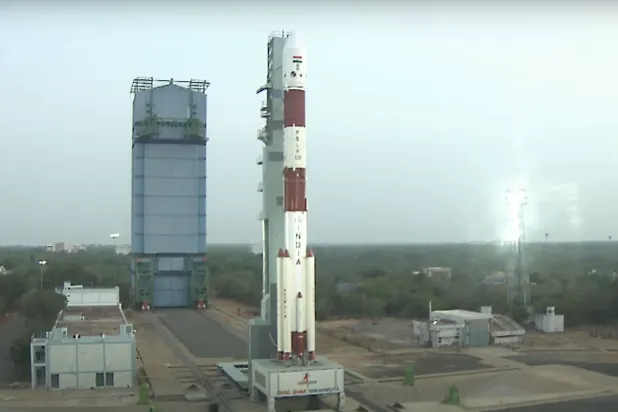 مركبة الإطلاق (PSLV-C61) تحمل القمر الاصطناعي (EOS-09) قبل إطلاقه من مركز الفضاء في سريهاريكوتا جنوب الهند (لقطة من فيديو)