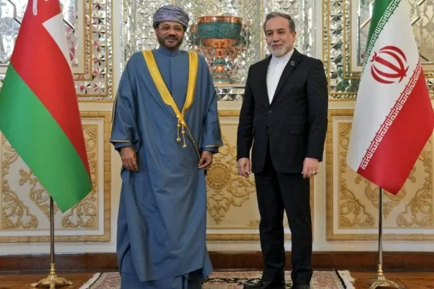بدر البوسعيدي وزير الخارجية العماني ونظيره الإيراني عباس عراقجي في لقاء سابق لهما في طهران (وزارة الخارجية الإيرانية)