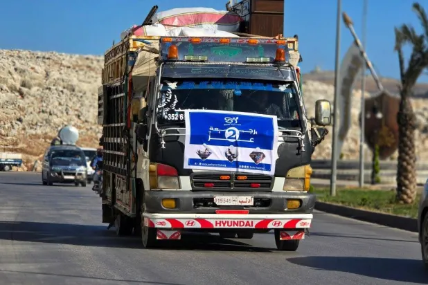 مهجَّرو بلدة التريمسة في ريف حماة يغادرون مخيمات أطمة في شمال سوريا عائدين إلى ديارهم (سانا)