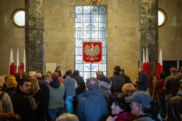 بولنديون ينتظرون الإدلاء بأصواتهم في مكتب اقتراع بوارسو يوم 18 مايو (أ.ف.ب)