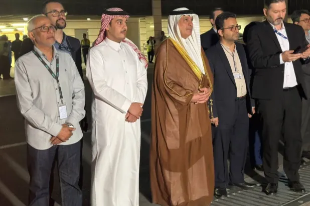  Büyükelçi Al-Anzi ve İranlı yetkililer, Tahran'da “Flynas” uçuşunu karşılarken (Büyükelçinin Twitter hesabı)