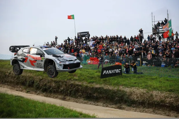 سيباستيان أوجيه خلال مشاركته في رالي البرتغال (إ.ب.أ)