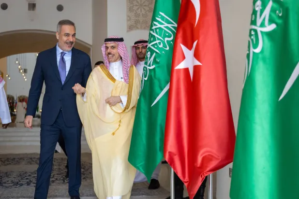 الأمير فيصل بن فرحان خلال استقباله الوزير التركي هاكان فيدان في الرياض (الخارجية السعودية)