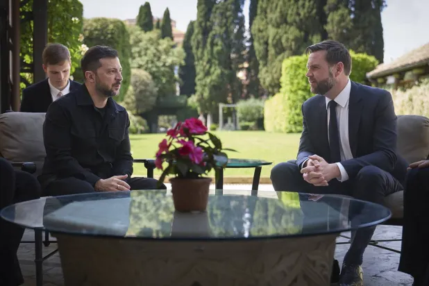 جانب من اللقاء بين فانس وزيلينسكي في روما اليوم (إ.ب.أ)