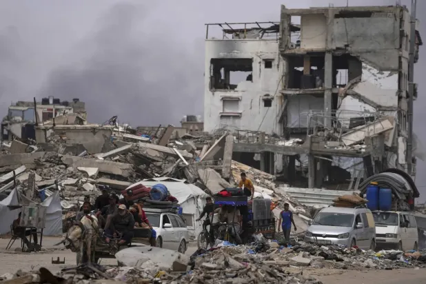 İsrail'in devam eden askeri operasyonları sırasında Beyt Lahiye'den kaçan Filistinliler dün Gazze Şeridi'nin kuzeyindeki Cibaliye Mülteci Kampı’na ulaştı (AP)