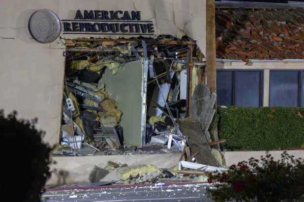 Amerikan Üreme Merkezleri'ne ait üreme kliniğinin cephesi, 17 Mayıs 2025'te Kaliforniya'nın Palm Springs kentinde meydana gelen bombalı saldırının ardından hala sağlam duruyor (AFP)